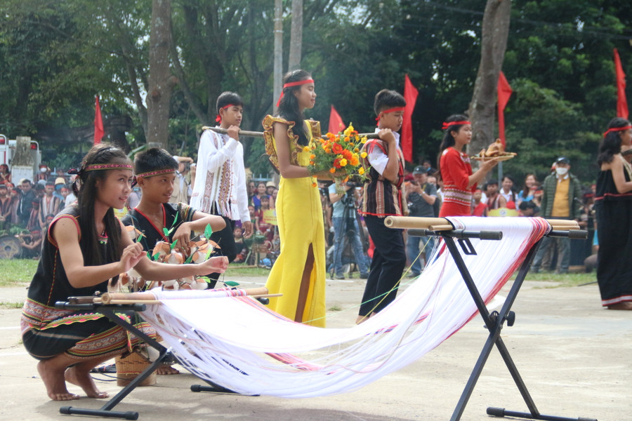 Học sinh Kon Tum trải nghiệm dệt thổ cẩm.