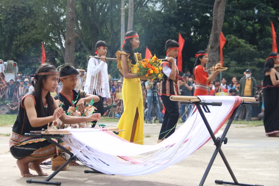 Học sinh Kon Tum trải nghiệm dệt thổ cẩm.