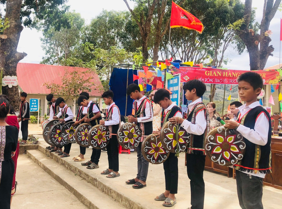 Học sinh Trường PTDTBT THCS Hai Bà Trưng (xã Sa Bình, huyện Sa Thầy, tỉnh Kon Tum) biểu diễn cồng chiêng tại Hội chợ Xuân của trường. Học sinh Trường PTDTBT THCS Hai Bà Trưng (xã Sa Bình, huyện Sa Thầy, tỉnh Kon Tum) biểu diễn cồng chiêng tại Hội chợ Xuân của trường.