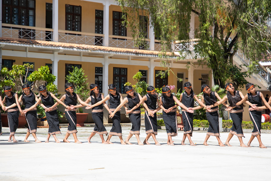 Nữ sinh nhịp nhàng, uyển chuyển trong điệu múa xoang. Nữ sinh nhịp nhàng, uyển chuyển trong điệu múa xoang.