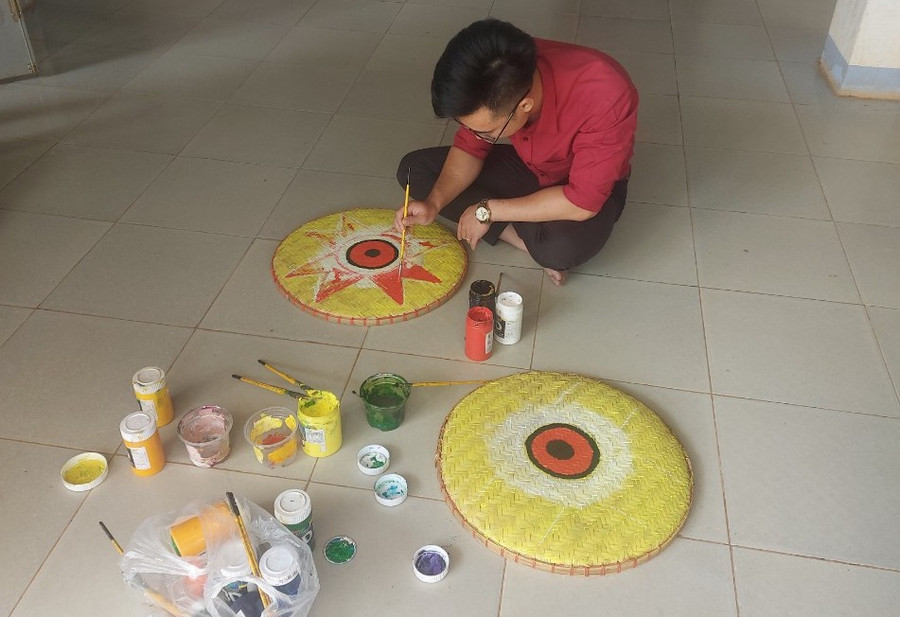 Thầy, cô giáo Trường PTDTBT THCS Hai Bà Trưng (xã Sa Bình, huyện Sa Thầy, tỉnh Kon Tum) trang trí, chuẩn bị đạo cụ để học sinh tập cồng chiêng, múa xoang... Thầy, cô giáo Trường PTDTBT THCS Hai Bà Trưng (xã Sa Bình, huyện Sa Thầy, tỉnh Kon Tum) trang trí, chuẩn bị đạo cụ để học sinh tập cồng chiêng, múa xoang...