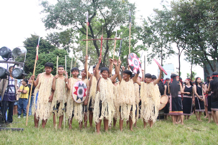 Học sinh hoá thân, phục dựng lại nét văn hoá truyền thống. Học sinh hoá thân, phục dựng lại nét văn hoá truyền thống.