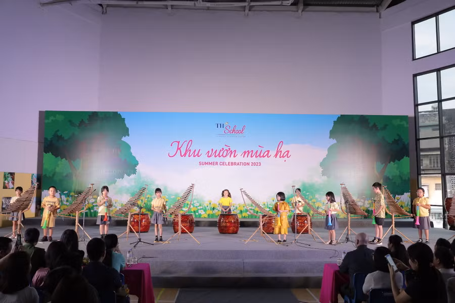 Nhạc hội như một hành trình chu du khắp thế giới, trải nghiệm thanh âm đủ mọi miền - rồi quay trở về Việt Nam với một bài hát với giai điệu vui tươi, trong sáng và vô cùng quen thuộc với tuổi thơ - Đội kèn tí hon! Ở bản phối này, các bạn lớp 2 được thử sức với việc chơi một bản nhạc nhưng ở hai tông giọng khác nhau, điều này yêu cầu sự tinh tế và nhạy bén mới có thể chuyển giọng chính xác.