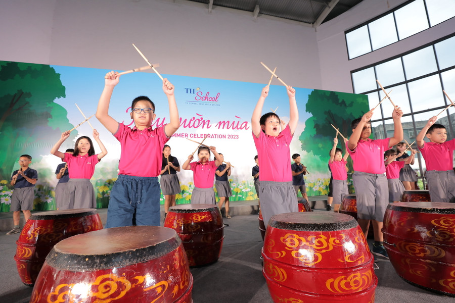 Chương trình khép lại với một điểm nhấn vô cùng ý nghĩa: Bài ca TH School. Giai điệu tưởng như thân quen mà lại rất “lạ” bởi bản phối tuyệt vời từ nhạc cụ dân tộc. Không chỉ có các bạn nhỏ trên sân khấu, tất cả khán giả rất tự nhiên hòa giọng như chung nhịp cảm xúc, để điều cuối cùng đọng lại: Thực sự tự hào khi là học sinh TH School. Chương trình khép lại với một điểm nhấn vô cùng ý nghĩa: Bài ca TH School. Giai điệu tưởng như thân quen mà lại rất “lạ” bởi bản phối tuyệt vời từ nhạc cụ dân tộc. Không chỉ có các bạn nhỏ trên sân khấu, tất cả khán giả rất tự nhiên hòa giọng như chung nhịp cảm xúc, để điều cuối cùng đọng lại: Thực sự tự hào khi là học sinh TH School.
