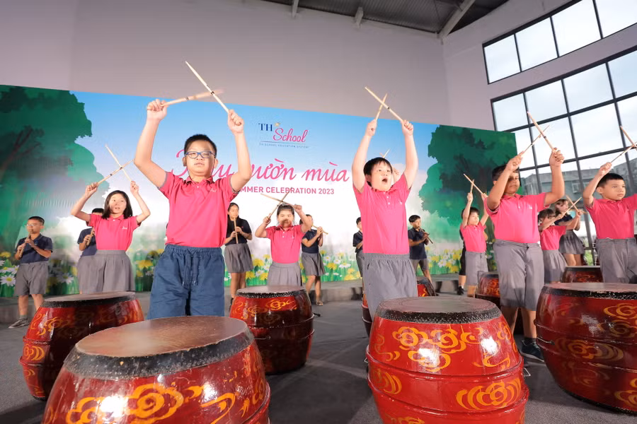 Chương trình khép lại với một điểm nhấn vô cùng ý nghĩa: Bài ca TH School. Giai điệu tưởng như thân quen mà lại rất “lạ” bởi bản phối tuyệt vời từ nhạc cụ dân tộc. Không chỉ có các bạn nhỏ trên sân khấu, tất cả khán giả rất tự nhiên hòa giọng như chung nhịp cảm xúc, để điều cuối cùng đọng lại: Thực sự tự hào khi là học sinh TH School.