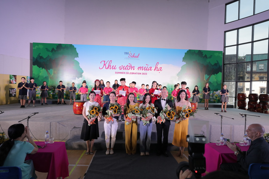 Trống, kèn, sáo, đàn tơ-rưng,… đã thành công khi mang đến một bầu không khí đậm chất văn hóa Việt Nam. Chìm đắm trong những giai điệu đầy đam mê nhưng cũng rất ngây thơ, trong sáng, khán giả được chiêu đãi một “bữa tiệc thịnh soạn” từ ánh sáng, âm nhạc cho tới những màn nhảy cực kỳ bắt mắt. Nhạc hội “Khu vườn mùa hạ” là trải nghiệm nghệ thuật độc đáo của chính học sinh TH School, minh chứng cho sự tâm huyết đồng hành, chỉ dạy của các thầy cô và trên tất cả, là tinh hoa từ các giá trị cốt lõi mà TH School luôn kiên định theo đuổi: Tư duy toàn cầu và Tự hào Việt Nam. Trống, kèn, sáo, đàn tơ-rưng,… đã thành công khi mang đến một bầu không khí đậm chất văn hóa Việt Nam. Chìm đắm trong những giai điệu đầy đam mê nhưng cũng rất ngây thơ, trong sáng, khán giả được chiêu đãi một “bữa tiệc thịnh soạn” từ ánh sáng, âm nhạc cho tới những màn nhảy cực kỳ bắt mắt. Nhạc hội “Khu vườn mùa hạ” là trải nghiệm nghệ thuật độc đáo của chính học sinh TH School, minh chứng cho sự tâm huyết đồng hành, chỉ dạy của các thầy cô và trên tất cả, là tinh hoa từ các giá trị cốt lõi mà TH School luôn kiên định theo đuổi: Tư duy toàn cầu và Tự hào Việt Nam.
