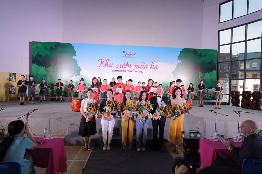Trống, kèn, sáo, đàn tơ-rưng,… đã thành công khi mang đến một bầu không khí đậm chất văn hóa Việt Nam. Chìm đắm trong những giai điệu đầy đam mê nhưng cũng rất ngây thơ, trong sáng, khán giả được chiêu đãi một “bữa tiệc thịnh soạn” từ ánh sáng, âm nhạc cho tới những màn nhảy cực kỳ bắt mắt. Nhạc hội “Khu vườn mùa hạ” là trải nghiệm nghệ thuật độc đáo của chính học sinh TH School, minh chứng cho sự tâm huyết đồng hành, chỉ dạy của các thầy cô và trên tất cả, là tinh hoa từ các giá trị cốt lõi mà TH School luôn kiên định theo đuổi: Tư duy toàn cầu và Tự hào Việt Nam.