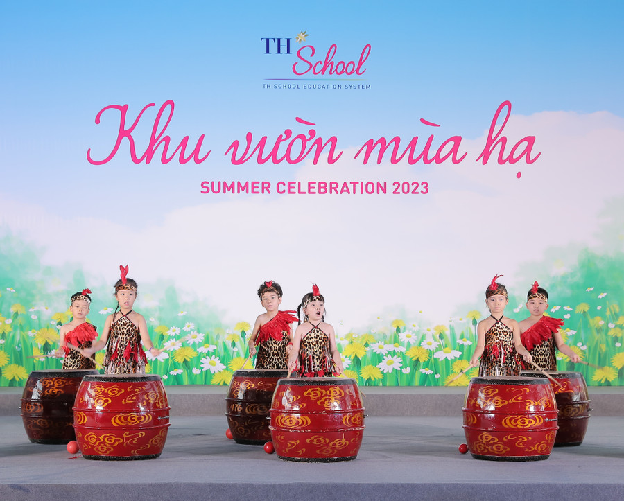 Ở TH School, học sinh đều được học về nhạc cụ và âm nhạc dân tộc ngay từ khi cấp mầm non. Tính duy mỹ, gợi mở trong tư duy nghệ thuật được dần định hình qua các giờ học, để sự kết hợp giữa một bài dân ca đặc sắc của dân tộc Thái "INH LẢ ƠI" và một bài hát thiếu nhi quốc tế nổi tiếng "IF YOU’RE HAPPY AND YOU KNOW IT" trở thành tiết mục “không biên giới” Ở TH School, học sinh đều được học về nhạc cụ và âm nhạc dân tộc ngay từ khi cấp mầm non. Tính duy mỹ, gợi mở trong tư duy nghệ thuật được dần định hình qua các giờ học, để sự kết hợp giữa một bài dân ca đặc sắc của dân tộc Thái "INH LẢ ƠI" và một bài hát thiếu nhi quốc tế nổi tiếng "IF YOU’RE HAPPY AND YOU KNOW IT" trở thành tiết mục “không biên giới”