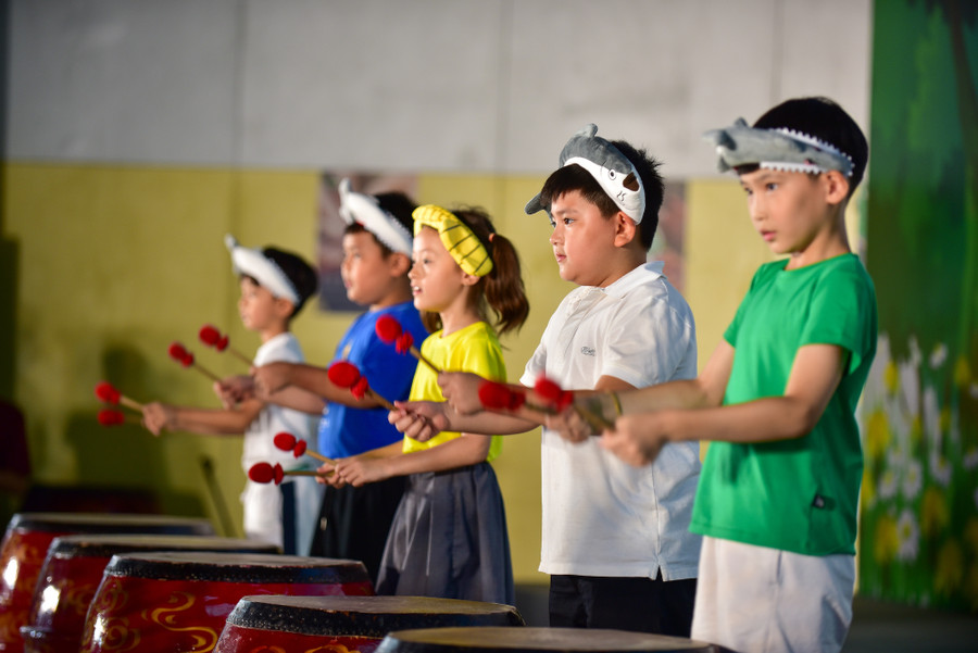 Không chỉ “chiêu đãi” một bữa tiệc âm thanh, các nghệ sĩ nhí TH School - qua hoạt cảnh được dàn dựng công phu - còn đưa khán giả tới không khí nhộn nhịp của một làng chài với những ngư dân chăm chỉ, cùng họ trải nghiệm việc kéo chài kéo lưới. Không chỉ “chiêu đãi” một bữa tiệc âm thanh, các nghệ sĩ nhí TH School - qua hoạt cảnh được dàn dựng công phu - còn đưa khán giả tới không khí nhộn nhịp của một làng chài với những ngư dân chăm chỉ, cùng họ trải nghiệm việc kéo chài kéo lưới.