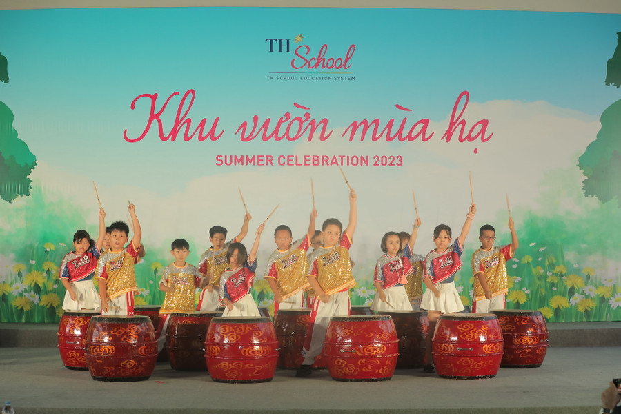 Một điểm nhấn “siêu lung linh” của Nhạc hội Khu vườn mùa hạ chính là sự tỏa sáng của các bạn nhỏ với bản cover Trống dân tộc trên nền nhạc một bài hát rất nổi tiếng thế giới: Despacito khiến cả khán phòng như bùng cháy cùng giai điệu vui nhộn và đậm chất La Tinh Một điểm nhấn “siêu lung linh” của Nhạc hội Khu vườn mùa hạ chính là sự tỏa sáng của các bạn nhỏ với bản cover Trống dân tộc trên nền nhạc một bài hát rất nổi tiếng thế giới: Despacito khiến cả khán phòng như bùng cháy cùng giai điệu vui nhộn và đậm chất La Tinh