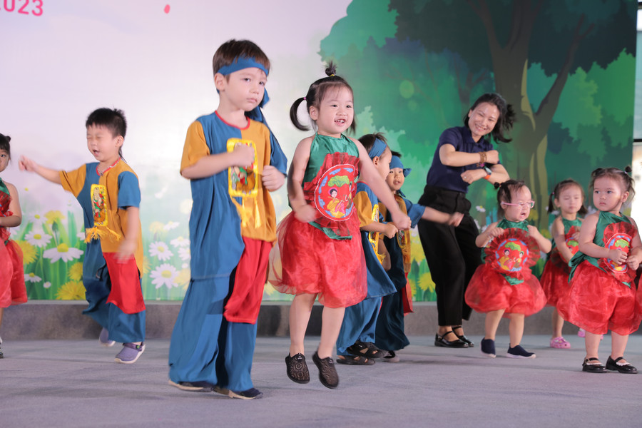 Không hề “thua chị kém anh”, các thành viên nhỏ nhất của TH School đã “quậy tưng bừng” với bài múa đồng dao - Bắc Kim Thang quen thuộc luôn gắn liền với tuổi thơ của biết bao thế hệ. Sự bỡ ngỡ ban đầu của các bé dần xóa bỏ bởi sự khích lệ liên tục của các cô giáo luôn sẵn sàng kề bên, giúp các con hoàn thành trọn vẹn một tiết mục cực kỳ đã mắt, vui tai. Không hề “thua chị kém anh”, các thành viên nhỏ nhất của TH School đã “quậy tưng bừng” với bài múa đồng dao - Bắc Kim Thang quen thuộc luôn gắn liền với tuổi thơ của biết bao thế hệ. Sự bỡ ngỡ ban đầu của các bé dần xóa bỏ bởi sự khích lệ liên tục của các cô giáo luôn sẵn sàng kề bên, giúp các con hoàn thành trọn vẹn một tiết mục cực kỳ đã mắt, vui tai.