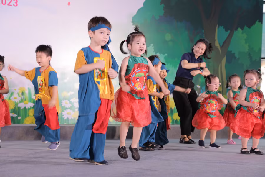 Không hề “thua chị kém anh”, các thành viên nhỏ nhất của TH School đã “quậy tưng bừng” với bài múa đồng dao - Bắc Kim Thang quen thuộc luôn gắn liền với tuổi thơ của biết bao thế hệ. Sự bỡ ngỡ ban đầu của các bé dần xóa bỏ bởi sự khích lệ liên tục của các cô giáo luôn sẵn sàng kề bên, giúp các con hoàn thành trọn vẹn một tiết mục cực kỳ đã mắt, vui tai.