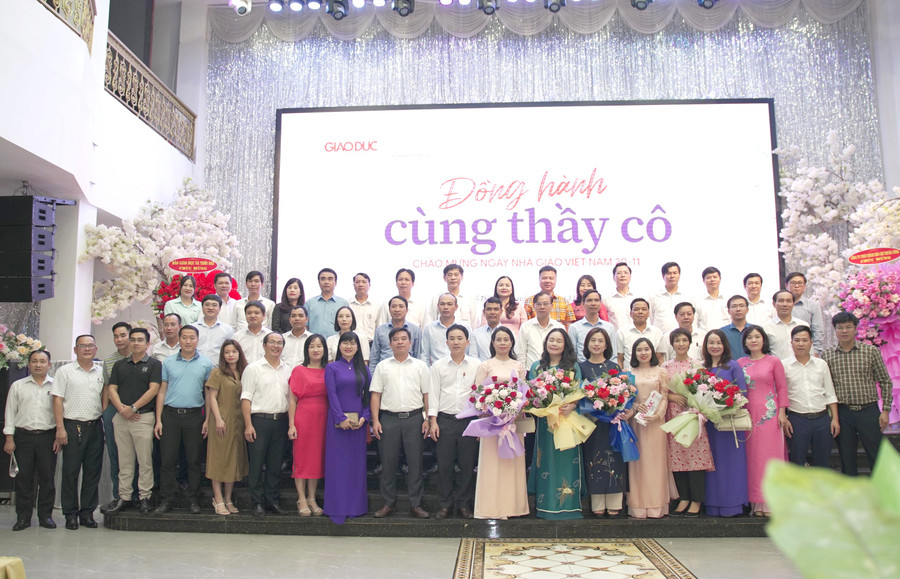 Chương trình "Đồng hành cùng thầy cô" diễn ra trong không khí ấm áp.