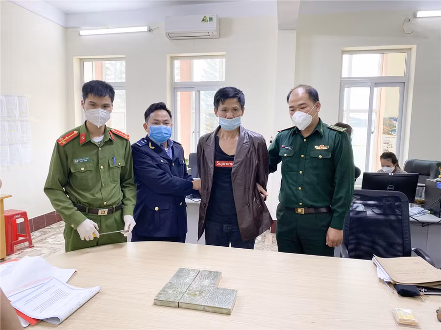 Đối tượng La Đức Thuận tại cơ quan công an.