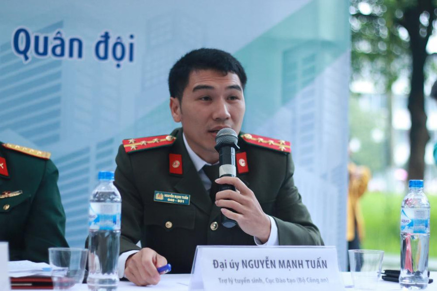 Đại úy Nguyễn Mạnh Tuấn trong buổi tư vấn tuyển sinh, hướng nghiệp năm 2019 Đại úy Nguyễn Mạnh Tuấn trong buổi tư vấn tuyển sinh, hướng nghiệp năm 2019