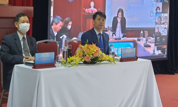 PGS. TS. Trần Quang Tiến (bên phải) điều hành hội thảo