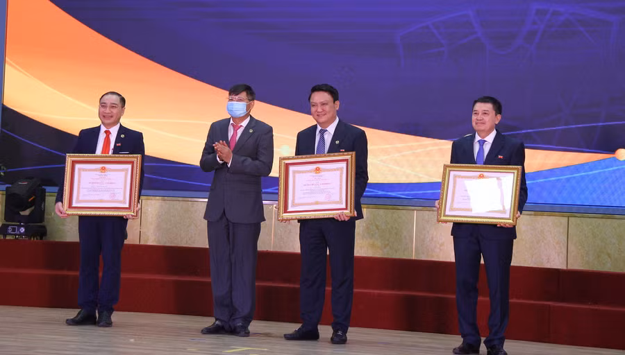 Các cá nhân vinh dự được Chủ tịch nước tặng thưởng Huân chương Lao động hạng Nhì và hạng Ba.