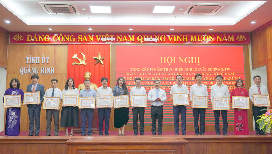 Tỉnh Quảng Bình khen thưởng các tập thể đạt thành tích trong thực hiện Nghị quyết 29. Tỉnh Quảng Bình khen thưởng các tập thể đạt thành tích trong thực hiện Nghị quyết 29.