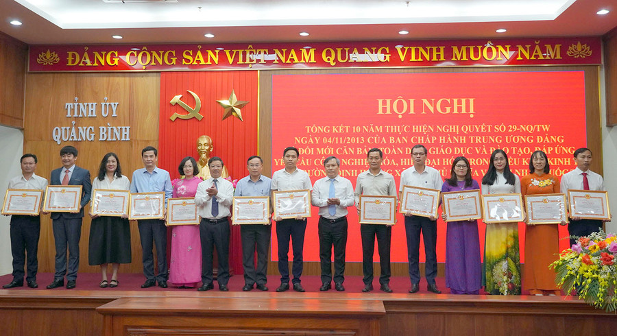 Các cá nhân nổi bật cũng được khen thưởng. (Ảnh: Ngọc Mai). Các cá nhân nổi bật cũng được khen thưởng. (Ảnh: Ngọc Mai).