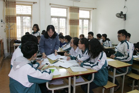 Cô giáo Nguyễn Thị Hồng Giang và các em học sinh lớp 12A2