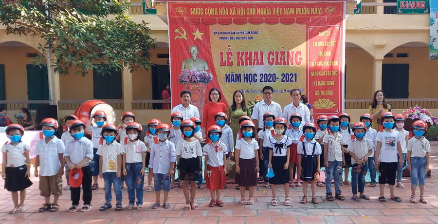 Ngay trong ngày khai giảng, nhiều trường tiểu học tặng mũ bảo hiểm cho học sinh lớp 1