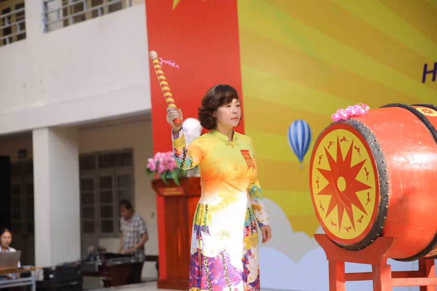 Cô Lưu Thị Lập – Hiệu trưởng Trường THPT Hoàng Cầu đánh trống khai giảng năm học mới 2020-2021