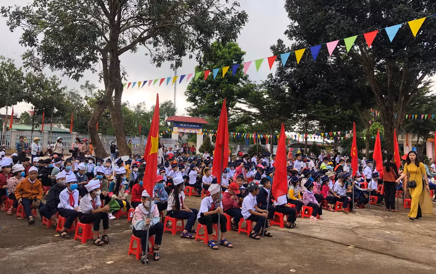Học sinh Trường THCS Lý Tự Trọng, xã Đắk R’Moan, thị xã Gia Nghĩa (Đắk Nông) trong ngày khai giảng. Ảnh: Nhân vật cung cấp.