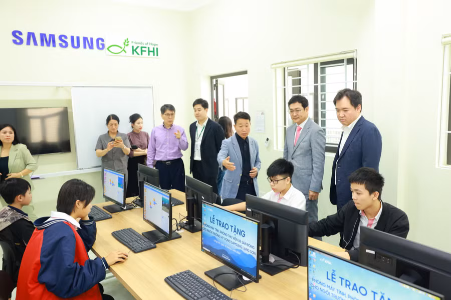 Tại sự kiện, Samsung đã trao tặng 1 phòng học máy tính với trang thiết bị hiện đại bao gồm: 20 máy tính, hệ thống máy chiếu, điều hòa, tivi Samsung...