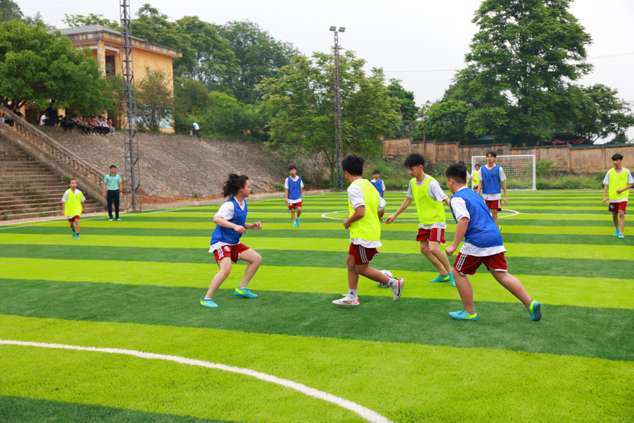 Cũng tại sự kiện, Samsung đã trao tặng và bàn giao sân bóng tiêu chuẩn với diện tích gần 1.000 m2 nhằm tạo môi trường tốt nhất, khuyến khích các em học sinh tích cực tham gia các hoạt động thể dục thể thao...