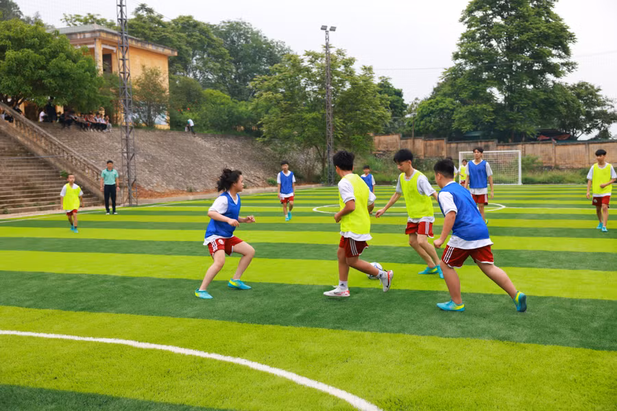 Cũng tại sự kiện, Samsung đã trao tặng và bàn giao sân bóng tiêu chuẩn với diện tích gần 1.000 m2 nhằm tạo môi trường tốt nhất, khuyến khích các em học sinh tích cực tham gia các hoạt động thể dục thể thao...