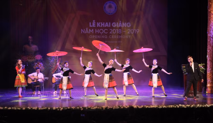 Ảnh: Văn nghệ chào mừng