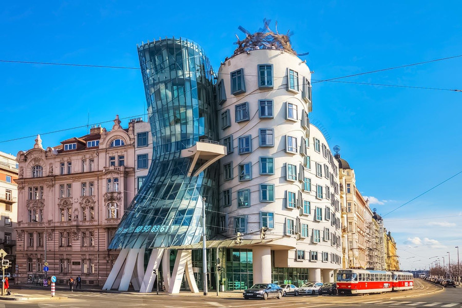 Dancing House được coi là kiến trúc phi cấu trúc. Ảnh: Amazingczechia. Dancing House được coi là kiến trúc phi cấu trúc. Ảnh: Amazingczechia.