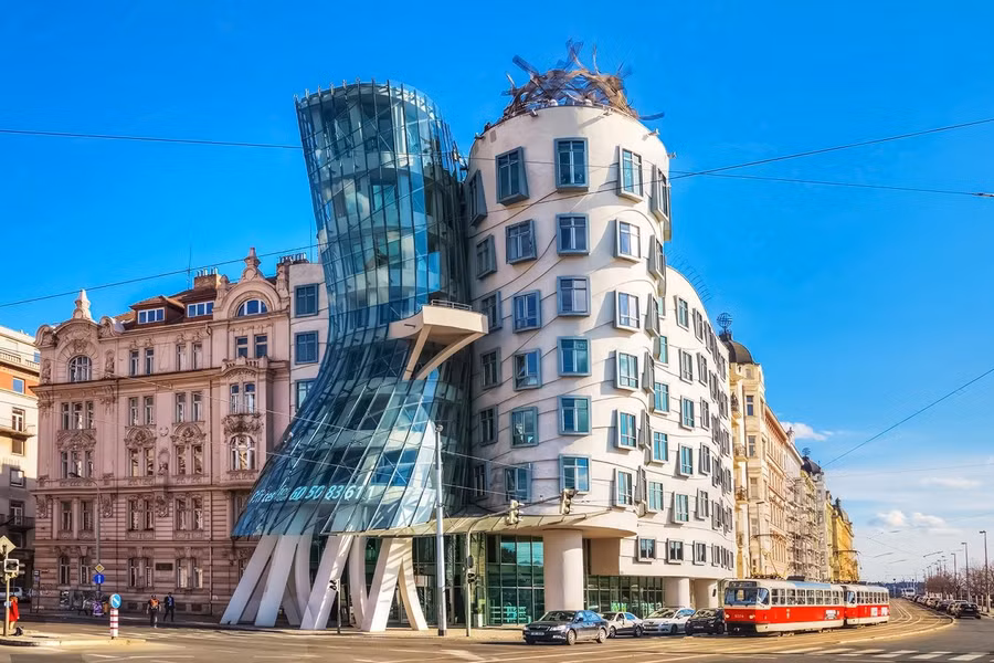 Dancing House được coi là kiến trúc phi cấu trúc. Ảnh: Amazingczechia.