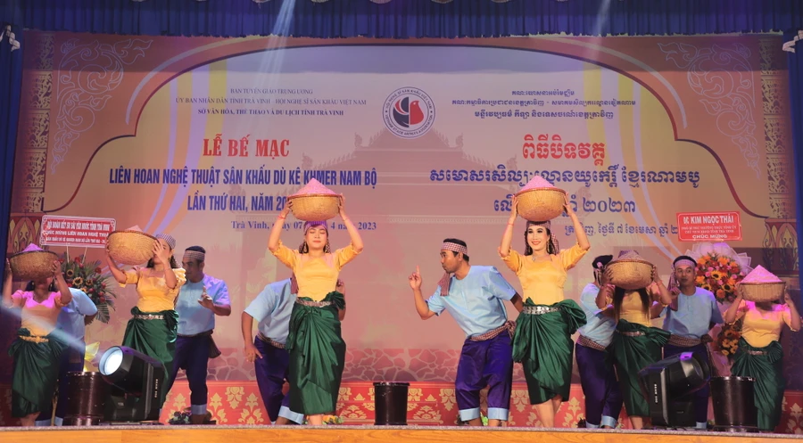 Sinh viên Khmer, “giữ lửa” nghệ thuật Sân khấu Dù Kê Nam bộ.