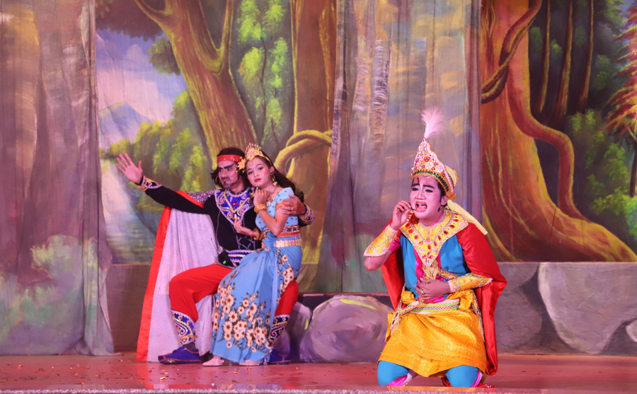 Với vẻ đẹp thanh khiết, giọng hát ngọt ngào, cùng lối diễn xuất tự nhiên, các nữ sinh Trường ĐH Trà Vinh xuất sắc trong vai diễn.