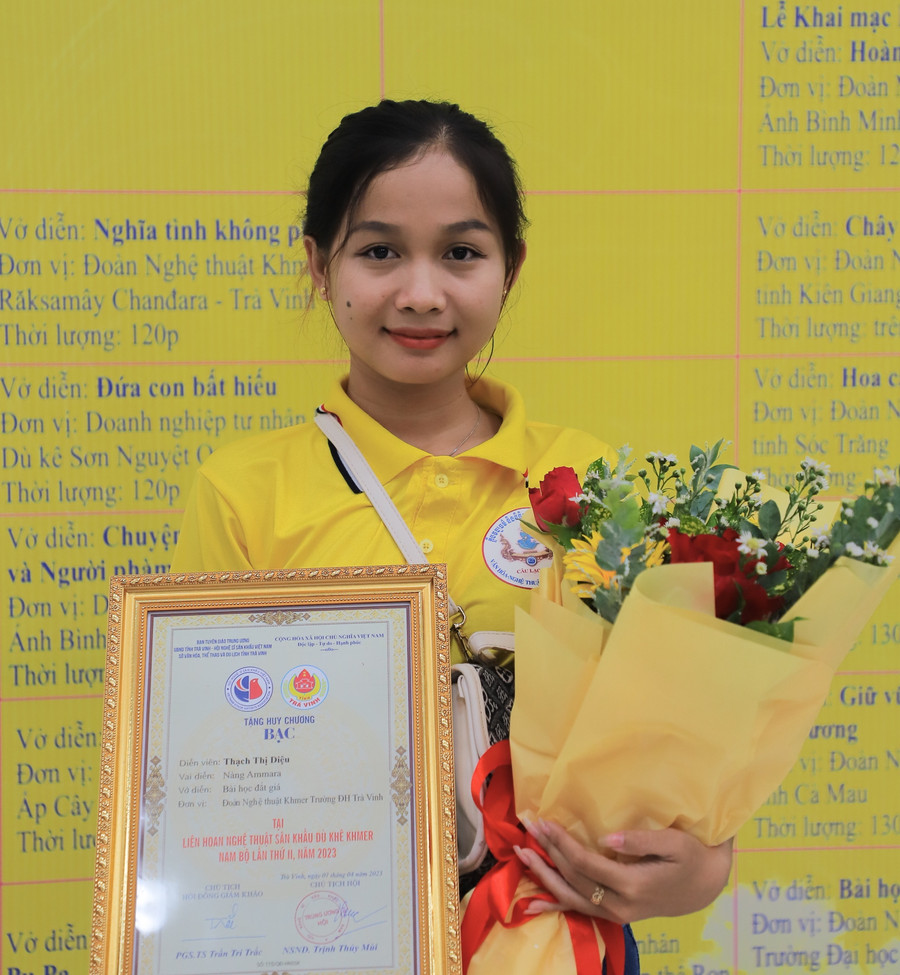 Thạch Thị Diệu đã xuất sắc đoạt Huy chương Bạc tại Liên hoan nghệ thuật sân khấu Dù Kê Nam bộ.