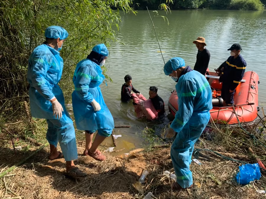 Sau một ngày đêm tìm kiếm, nạn nhân mất tích được tìm thấy và bàn giao cho gia đình lo hậu sự.