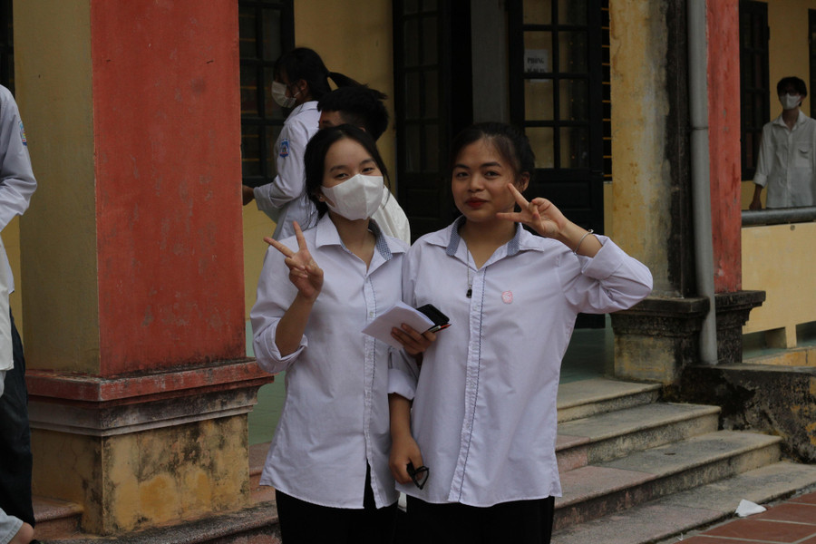 Hai thí sinh tại điểm thi trường THPT Tiên Hưng phấn khởi sau khi hoàn thành môn thi Toán. Hai thí sinh tại điểm thi trường THPT Tiên Hưng phấn khởi sau khi hoàn thành môn thi Toán.