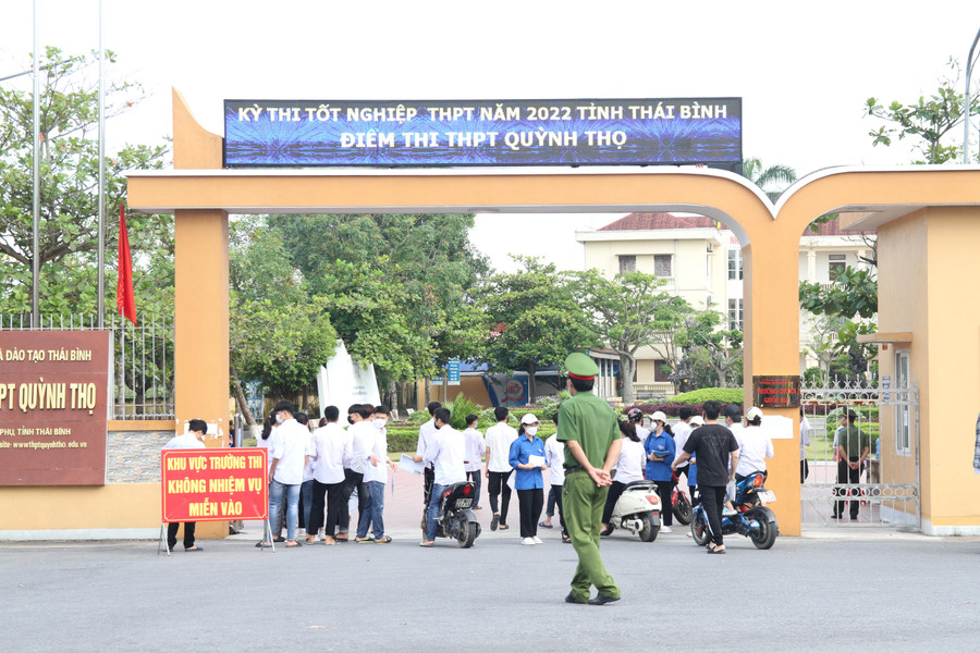 Quang cảnh trước điểm thi trường THPT Quỳnh Thọ. Quang cảnh trước điểm thi trường THPT Quỳnh Thọ.