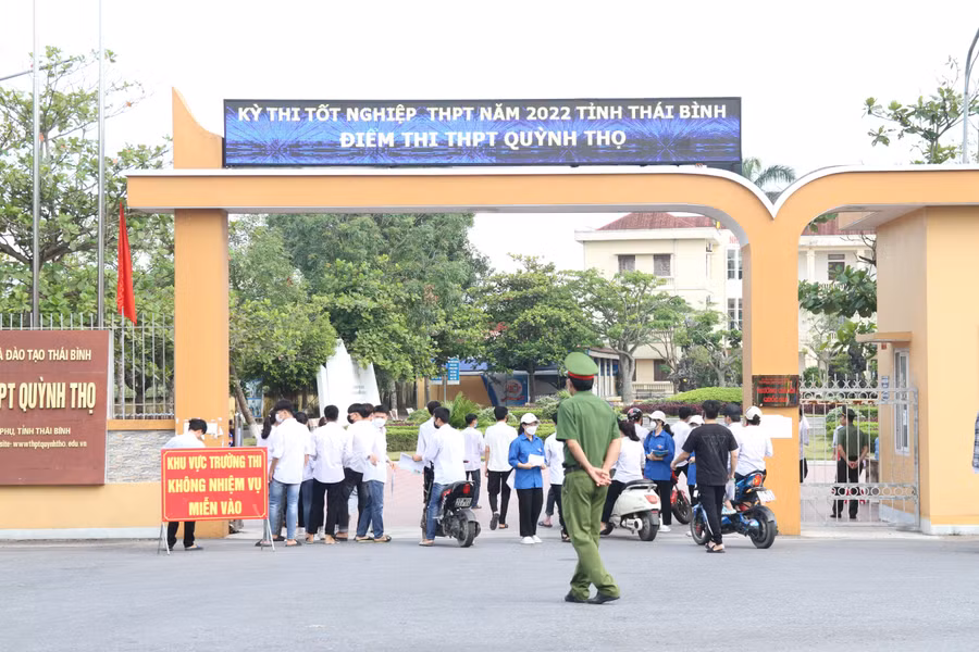 Quang cảnh trước điểm thi trường THPT Quỳnh Thọ.