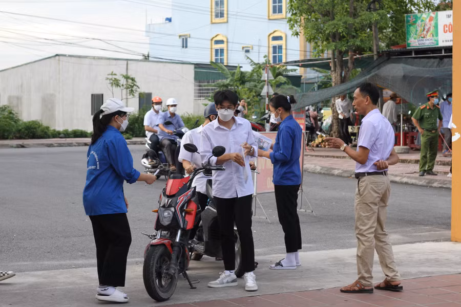 Lực lượng tình nguyện được bố trí trước điểm thi để hỗ trợ các sĩ tử.