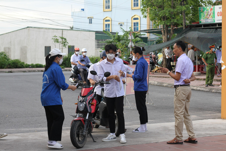 Lực lượng tình nguyện được bố trí trước điểm thi để hỗ trợ các sĩ tử. Lực lượng tình nguyện được bố trí trước điểm thi để hỗ trợ các sĩ tử.