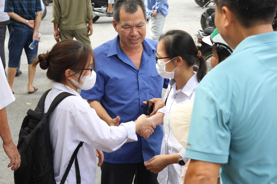 Những cái bắt tay chia sẻ niềm vui sau môn thi Ngữ Văn. Những cái bắt tay chia sẻ niềm vui sau môn thi Ngữ Văn.