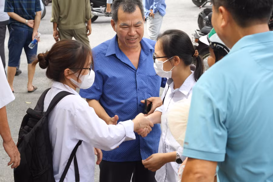 Những cái bắt tay chia sẻ niềm vui sau môn thi Ngữ Văn.