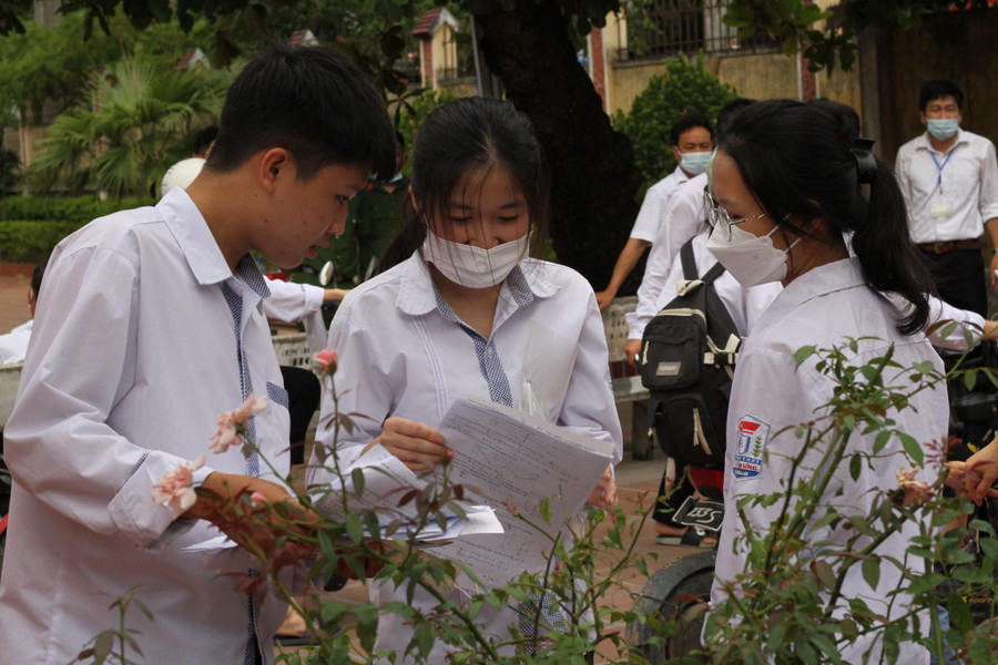 Một nhóm thí sinh soát lại kết quả môn thi trong tâm trạng hồ hởi. Một nhóm thí sinh soát lại kết quả môn thi trong tâm trạng hồ hởi.