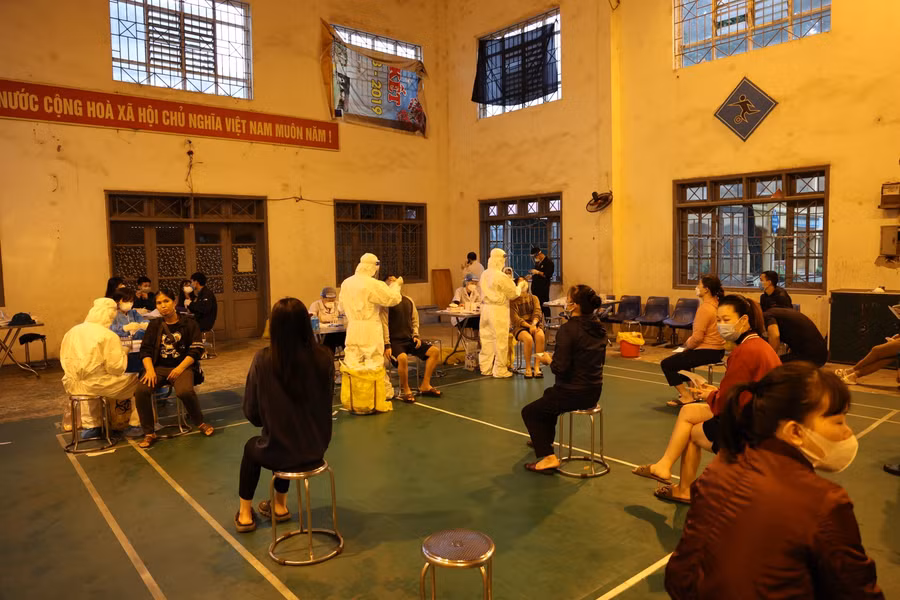 Ngay trong đêm 1/11, UBND xã Ninh Hiệp ra thông báo tình hình dịch Covid-19, quyết định cách ly tại nhà đối với các trường hợp F1, F2. Các chợ, trung tâm thương mại, hộ kinh doanh tạm dừng hoạt động từ ngày 2/11 để phòng chống dịch.