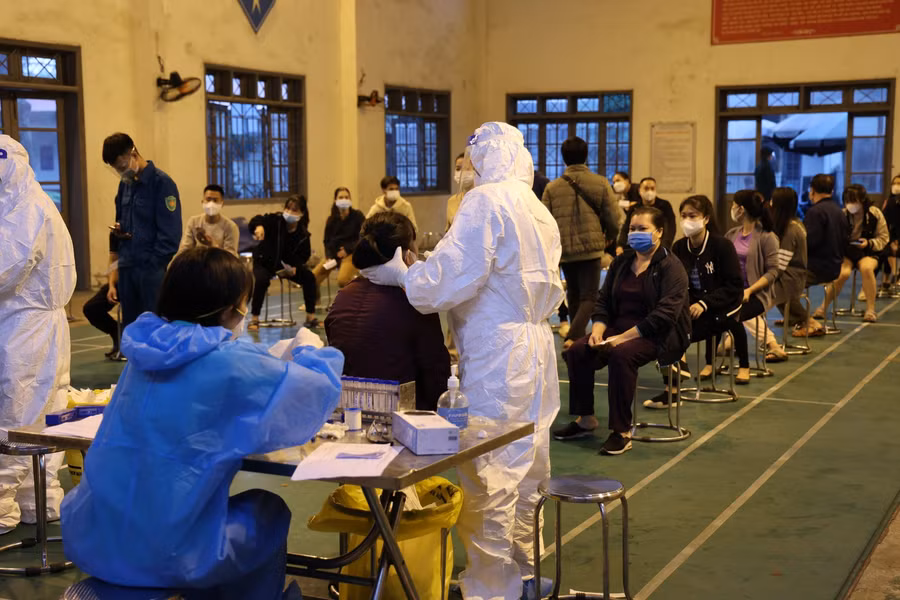 Cán bộ y tế xã Ninh Hiệp lấy mẫu xét nghiệm của người dân và các tiểu thương buôn bán tại chợ Ninh Hiệp.