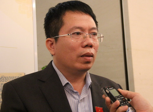 Ông Đại biểu Nguyễn Văn Hiển: Tăng lương được cho giáo viên là tốt. Ông Đại biểu Nguyễn Văn Hiển: Tăng lương được cho giáo viên là tốt.