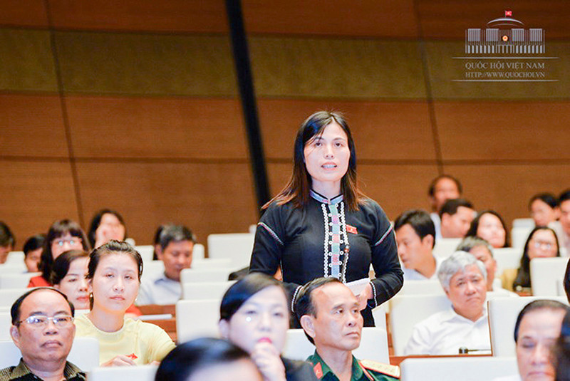 Đại biểu Hồ Thị Minh: Không coi trọng giáo dục, không làm tốt giáo dục thì mọi thứ ta làm đều phản tác dụng. Đại biểu Hồ Thị Minh: Không coi trọng giáo dục, không làm tốt giáo dục thì mọi thứ ta làm đều phản tác dụng.