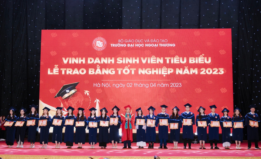 PGS.TS Bùi Anh Tuấn khen thưởng 20 tân cử nhân đạt danh hiệu Sinh viên tiêu biểu. 